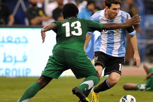 Saudi Arabia's Motaz al-Musa (L) challenges Argentina's forward Lionel Messi during their friendly football match at King Fahd stadium in the Saudi capital Riyadh on November 14, 2012. The match ended in a goalless draw. AFP PHOTO/FAYEZ NURELDIN...