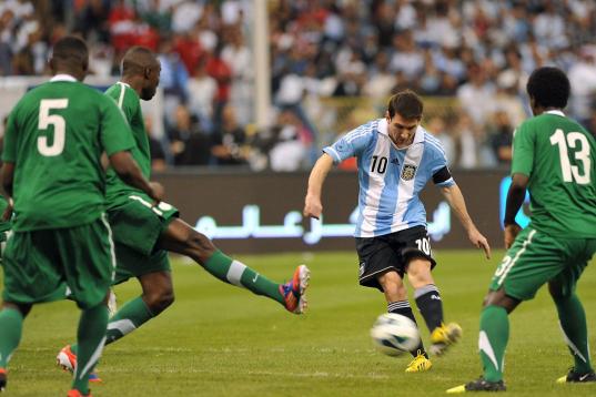 Saudi Arabia's players challenge Argentina's forward Lionel Messi (C) during their friendly football match at King Fahd stadium in the Saudi capital Riyadh on November 14, 2012. The match ended in a goalless draw. AFP PHOTO/FAYEZ NURELDINE      ...