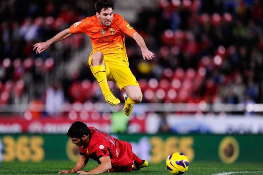 MALLORCA, SPAIN - NOVEMBER 11:  Lionel Messi of FC Barcelona duels for the ball with Bigas of RCD Mallorca during the La Liga match between RCD Mallorca and FC Barcelona at Iberostar Stadium on November 11, 2012 in Mallorca, Spain.  (Photo by Da...