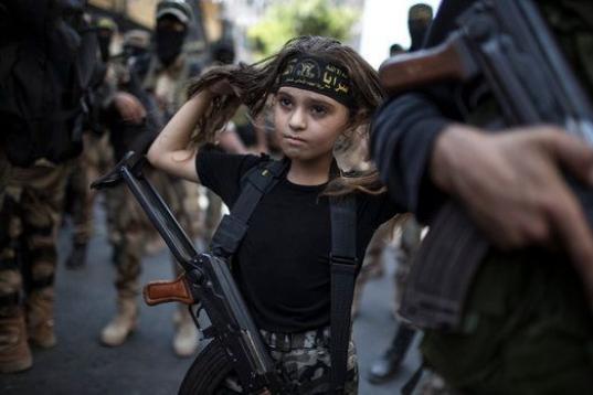 Una niña palestina con un fusil Kalashnikov entre los combatientes de la Yihad islámica en Gaza. 