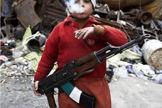 Un niño, "rebelde" sirio a los 7 años