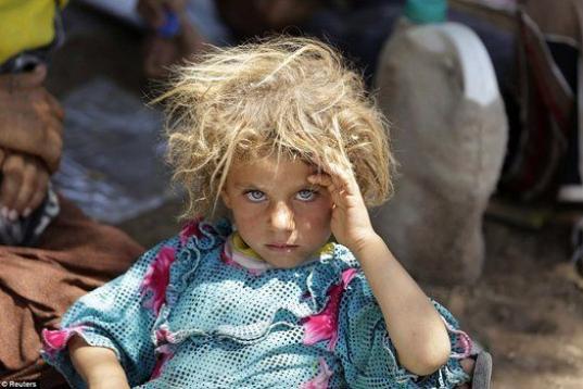Una niña yazidí descansa en el paso fronterizo entre Irak y Siria en Fishkhabour Dohuk tras huir de los combatientes de ISIS. 