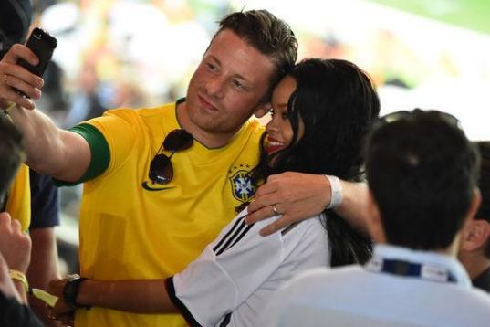 El chef británico y la cantante de Barbados en la final del Mundial de Brasil 2014 en Río. 