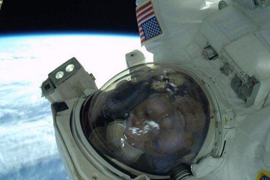 El astronauta, reparando la Estación Espacial Internacional en abril.