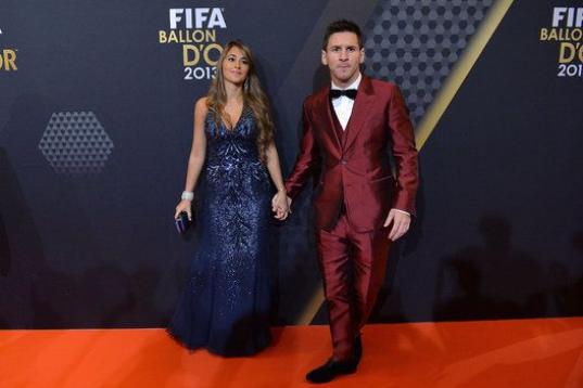 El futbolista apareció en la gala del Balón de Oro con este diseño rojo y casi se llevó más atención que el ganador, Cristiano Ronaldo, y sus lágrimas.
