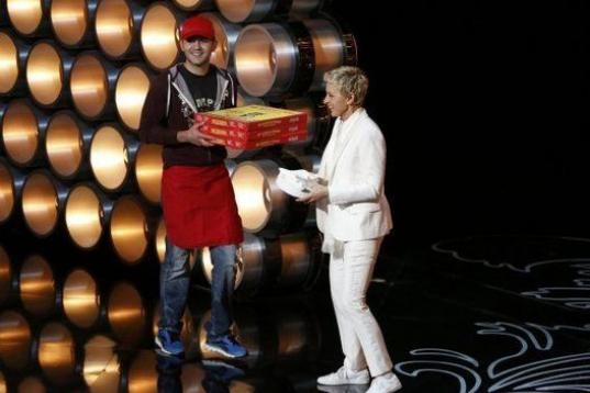 Esa fue la propina para este chaval por llevar tres pizzas a la gala de los Oscars. Todo, dentro del sombrero de Pharrell. Y todos juran y perjuran que nada estaba preparado.