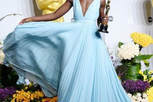 La actriz keniata-mexicana Lupita Nyong'o se coronó en los Oscars gracias a su interpretación en Doce años de esclavitud, pero también gracias a su estilazo (comparado con el de Cenicienta).