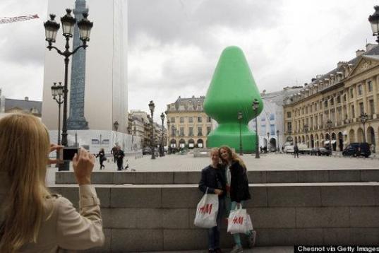 El árbol de Navidad hinchable que adornó la Place Vendôme de París no dejaba de tener cierto aire a juguete anal. No duró ni 24 horas.