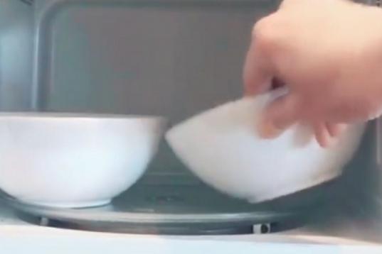 Además de los dos boles, hay que meter una taza. Su función es calentar a dos alturas. Un bol en el plato giratorio y otro, sobre la taza.