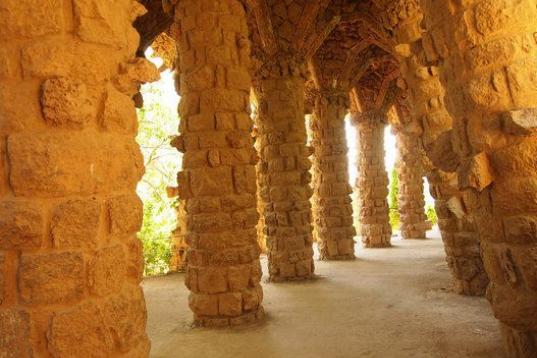 Meticulosamente inspirado en la geometría de la naturaleza, pero a su vez transmitiendo la imagen de improvisación y espontaneidad, este parque está construido mediante materiales reciclados. La obra de Gaudí es desde 1984 Patrimonio de la H...
