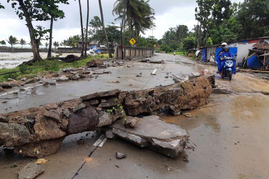 Los destrozos son colosales: casas, hoteles, embarcaciones e infraestructuras han quedado arrasadas en las zonas afectadas. 