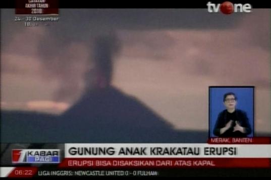 La erupción del volcán Anak Krakatau —ubicado entre Java y Sumatra— a las 21.00 hora local del sábado (15.00 hora española) provocó un corrimiento de tierra submarino que, junto a la marejada por la...