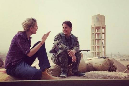 Ward durante una entrevista a una militar estadounidense.