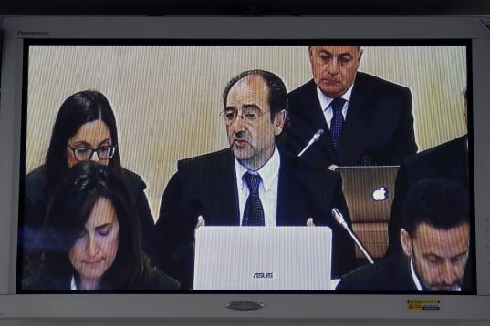 El abogado del PSPV, Virgilio Latorre, durante sus preguntas al presidente del Gobierno
