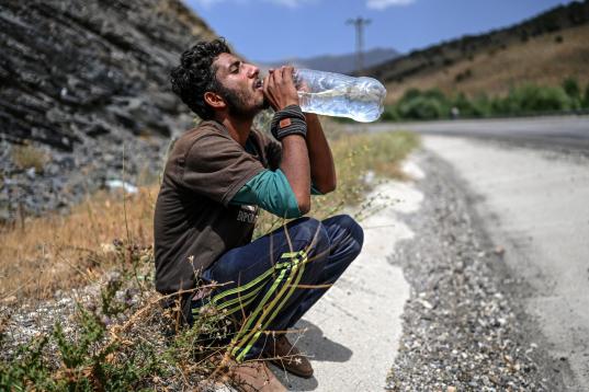Un afgano bebe agua, tras cruzar la frontera de Turquía con Irán. 