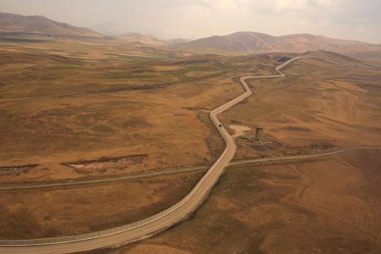 El muro que separa la provincia turca de Van de Irán. 