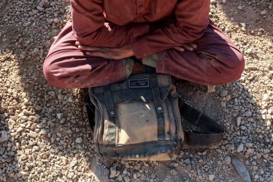 Un afgano en Çaldiran, Turquía, con sus únicas pertenencias. 