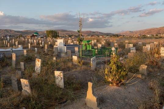 Cementerio en la región de Anatolia, por el que deben pasar los refugiados, con tumbas de migrantes que murieron tras cruzar desde Irán. 