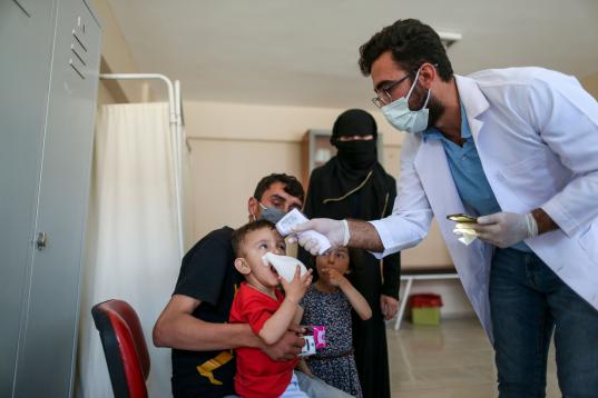 Un doctor turco atiende a afganos en unas instalaciones en la frontera con Irán.
