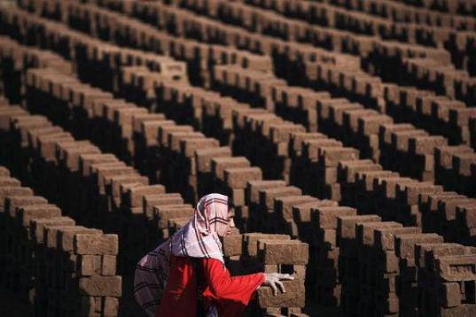 Una mujer paquistaní coloca ladrillos en una fábrica a las afueras de Islamabad (Paquistán). 
