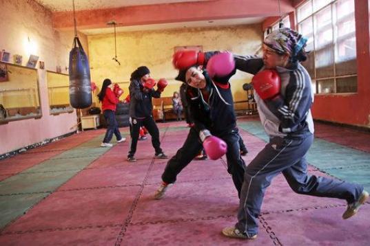 Varias boxeadoras afganas entrenan en el club de boxeo de Kabul. 