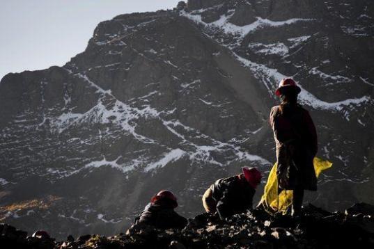 Las pallaqueras, mujeres mineras, buscan oro en las minas de La Rinconada (Perú).