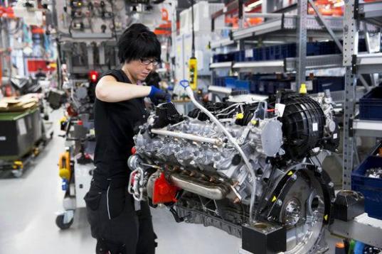 Esta ingeniera construye una máquina bi-turbo M157 5.5L V8 en la fábrica de Mercedes en Affalterbach (Alemania). 