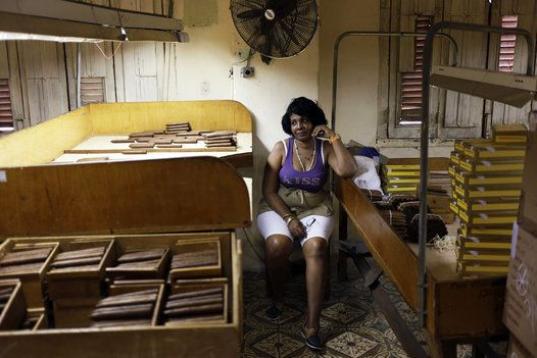 Una mujer cubana trabaja en la fábrica de puros H. Upmann en La Habana. 