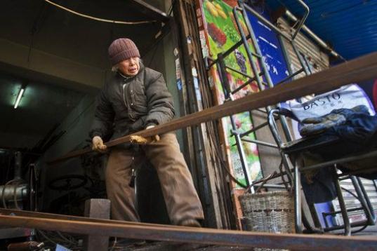 Liu Shujian, una mujer de 90 años, sigue trabajando como soldadora en Shenyang, en la provincia china de Liaoning.

