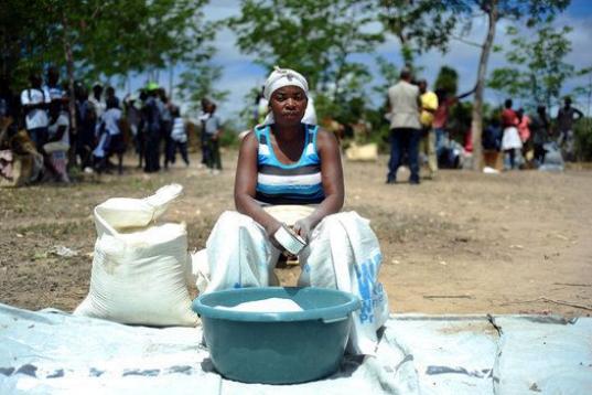 Esta mujer distribuye sal en Baie des Moustiques, Port de Paix (Haití).