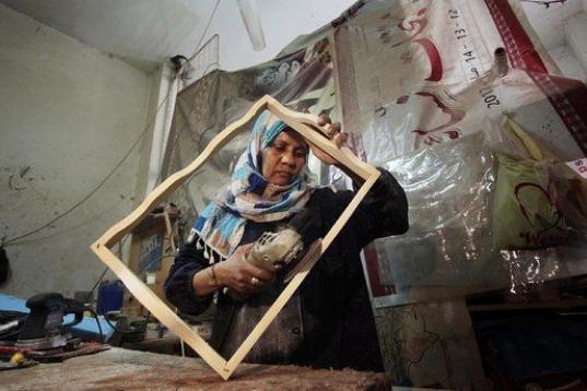 La mujer palestina Amal Abu-Rqayiq trabaja en su pequeño taller de carpintería en el campo de refugiados Nusseirat de Gaza. Amal tiene 40 años, está divorciada y desempeña una profesión en la que predominan los hombres para criar a su hija...