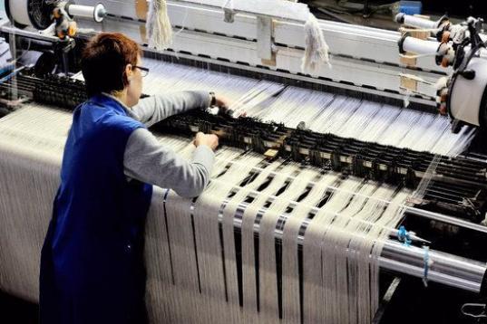 Una empleada de la empresa Lemaitre Demeestere trabaja en un telar de lino en Halluin, en el norte de Francia. 