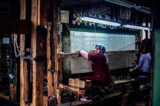 Esta mujer trabaja en una pequeña fábrica de alfombras en Kostandovo, en un pequeño pueblo de Bulgaria. 