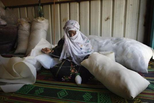 Farawna Nasra Abu Adjin, de 50 años, es beduina y dueña de una tienda de cojines hechos a mano, gracias a una subvención del Grupo Sawa, en la ciudad israelí de Rahat. 