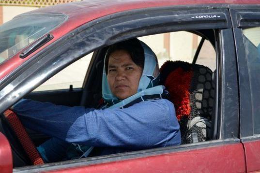 Sara Bahai, la primera taxista de Afganistán, trabaja para las mujeres que no tienen permiso para utilizar taxis sin un familiar directo varón en Balkh. 