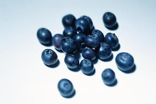 Esta fruta azul está llena de propiedades para la salud. Ayuda a prevenir las enfermedades cardiovasculares y la diabetes, frena los resfriados, fortalece las defensas y además es un aliado para curar la cistitis. 
 