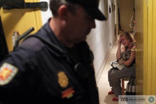 María Isabel Rodriguez Romero llora ante la llegada de la Policía para desahuciarla junto con su familia en Madrid, en septiembre de 2013.