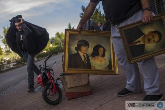 Amigos y activistas ayudan a Verónica Labradas a sacar fotografías y bolsas tras haber sido desahuciada por la Policía en Madrid, en octubre de 2014.
