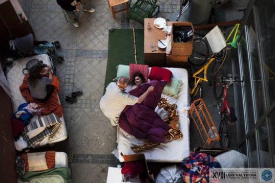 Efrén González, de 68 años, tapa a su nieta, que duerme en la calle tras haber sido desahuciados en Madrid en septiembre de 2013. Efrén Rodríguez González y los seis miembros de su familia vivieron en un piso de la EMVS (Empresa Municipal ...