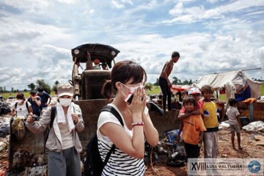 Visita el basurero dentro de una ruta turística. En la imagen, una turista japonesa se tapa la boca y la nariz ante el fuerte olor que desprenden los gases del basurero de Siem Reap (Camboya). 