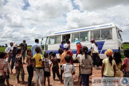 El autobús de turistas se marcha dejando atrás a los niños, a los que les han dado caramelos y con los que se han hecho fotos. Turistas coreanos, ingleses y japoneses visitan habitualmente el basurero de Siem Reap (Camboya).
