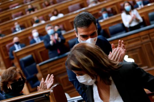 El presidente del Gobierno, Pedro Sánchez, aplaude la intervención de la portavoz del PSOE, Adriana Lastra.