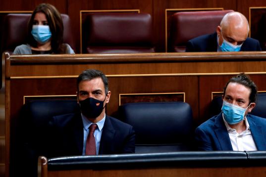 El presidente del Gobierno, Pedro Sánchez junto al vicepresidense segundo, Pablo Iglesias, escuchan la intervención de Vox.