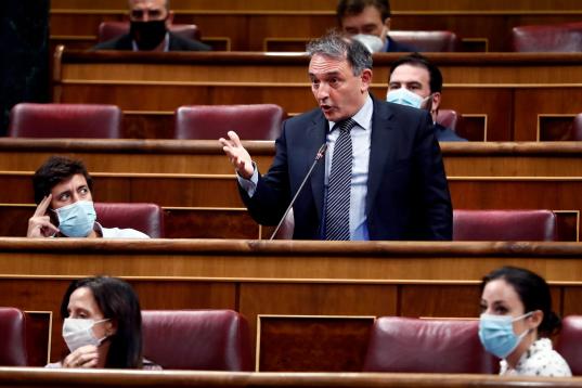 El diputado de Unidas Podemos, Enrique Fernando Santiago Romero toma la palabra tras la intervención de Abascal.