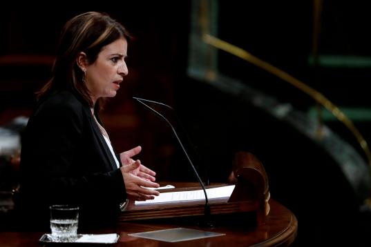 La portavoz del PSOE, Adriana Lastra, se dirige a Vox.