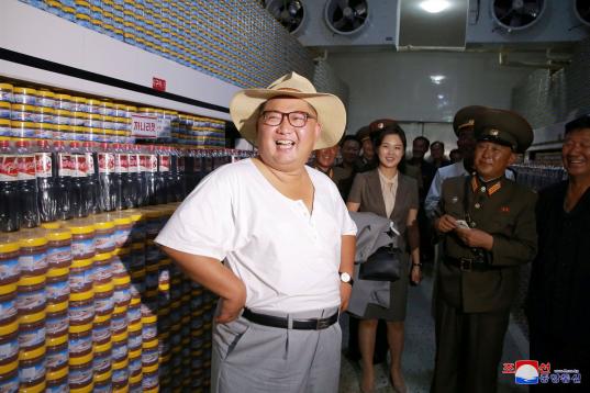 Alguien que te mire como el señor sin gorra mira a Kim Jong Un.