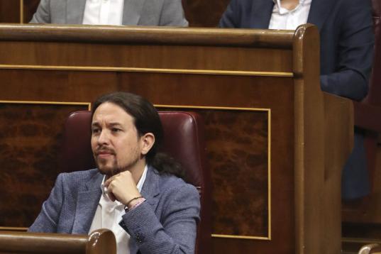 Iglesias atiende a la intervención de la portavoz de su partido. Sobre él, Íñigo Errejón y Alberto Garzón, de Unidos Podemos.