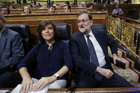 Rajoy y la vicepresidenta, Soraya Saénz de Santamaría, en sus escaños.