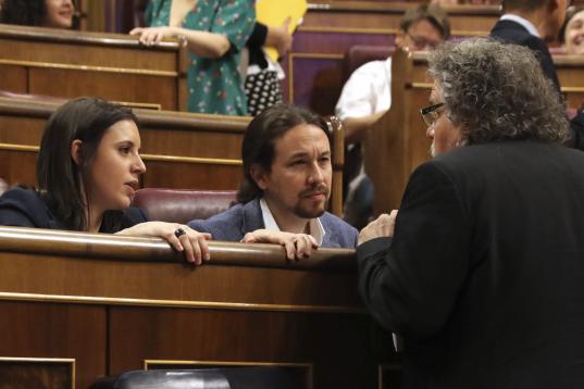 Iglesias y Montero conversan con el diputado de ERC Joan Tardá poco antes del pleno de la Cámara.