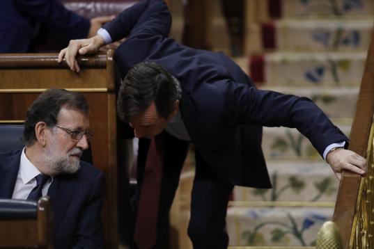 Rajoy conversa con el portavoz parlamentario del PP, Rafael Hernando.